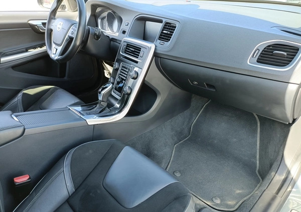 Volvo V60 cena 60800 przebieg: 142000, rok produkcji 2017 z Gdańsk małe 211
